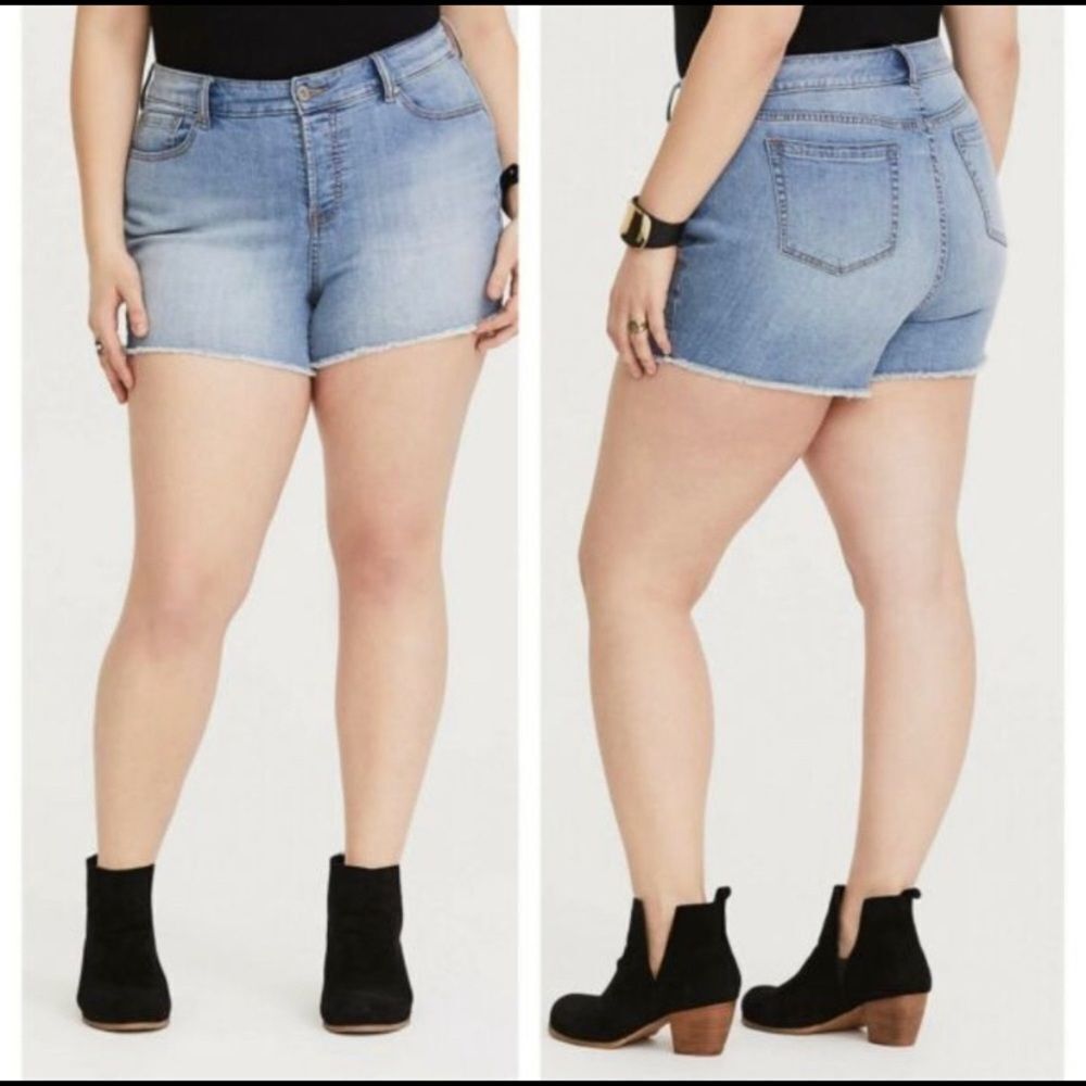 TORRID SKINNY SHORTS -‎ medium WASH WITH RIPPED DESTRUCTION AND FRAYED HEM